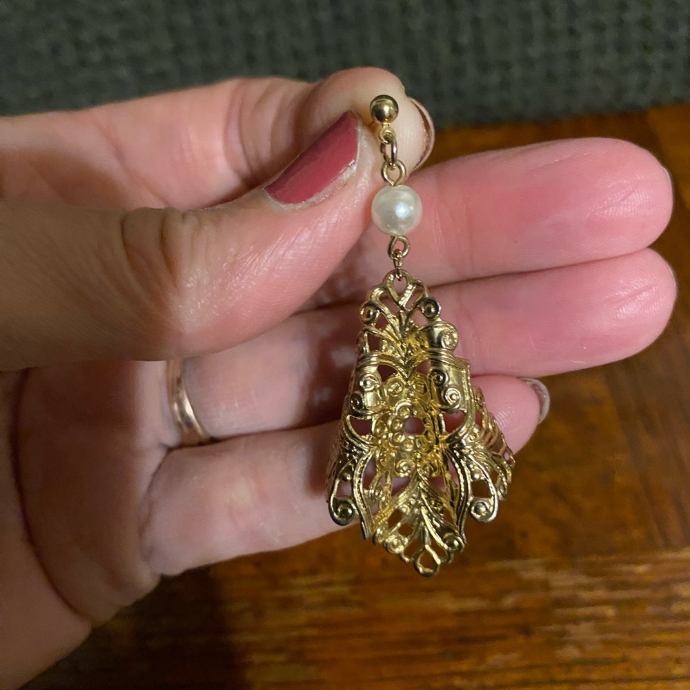 Elegant Gold Tone Filigree Drop Earrings
